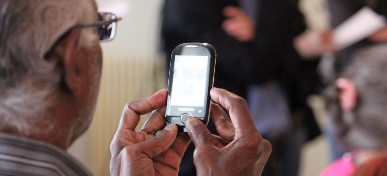 Blijf in beeld Leiden: inzamelactie smartphones voor ouderen